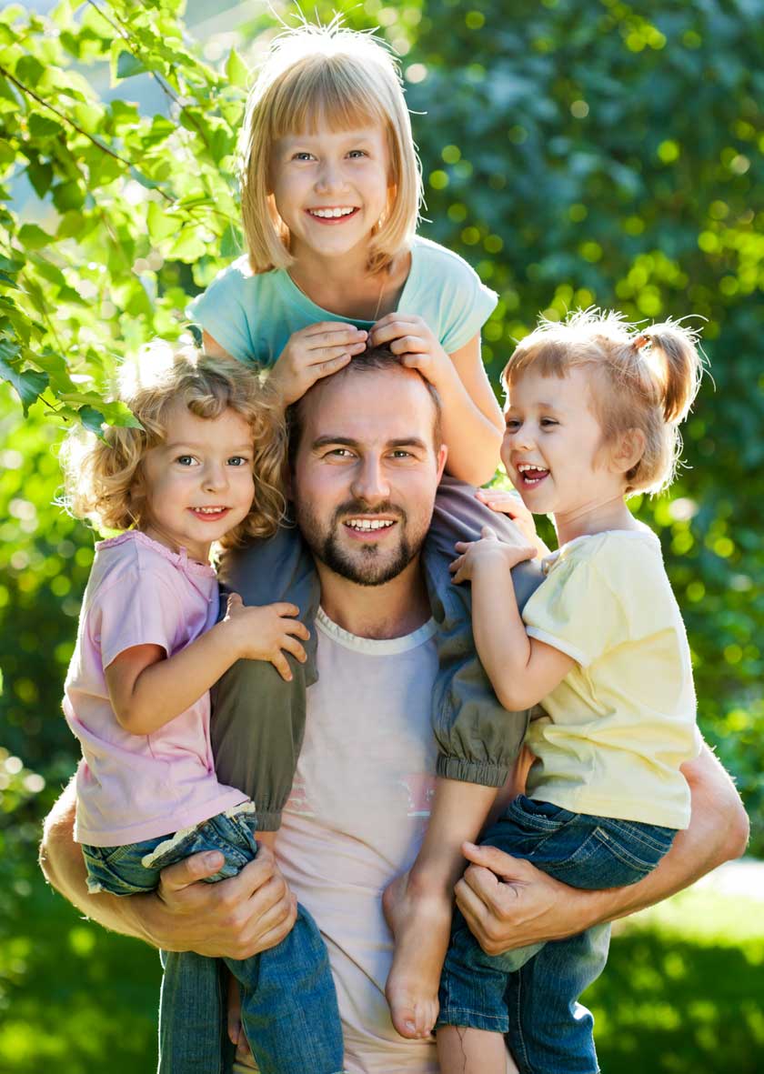 A défaut de mieux et parce que c'est le réseau social le plus connu au monde, ce sont ainsi de nombreuses familles qui partent à la recherche de conseils, d'aides et d'astuces afin de créer le compte Facebook de leur famille, et afin d'avoir toutes les cartes en main quand il s'agira de régler les paramètres de confidentialité de son profil.